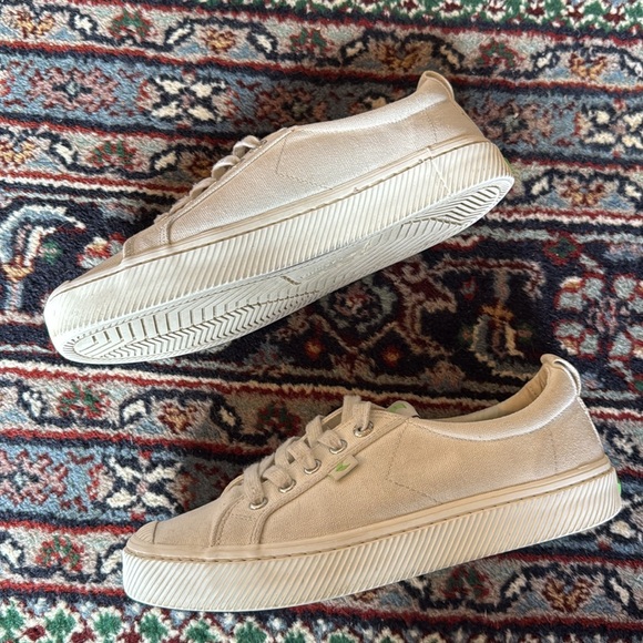 Cariuma Low Top Canvas Sneaker  - Size 8 - Picture 4 of 8